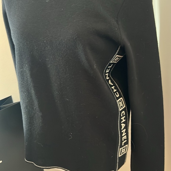 CHANEL SWEATER BLACK SIZE 46 Long sleeve Gorgeous Grey Stripe CHANEL on side - Picture 2 of 13